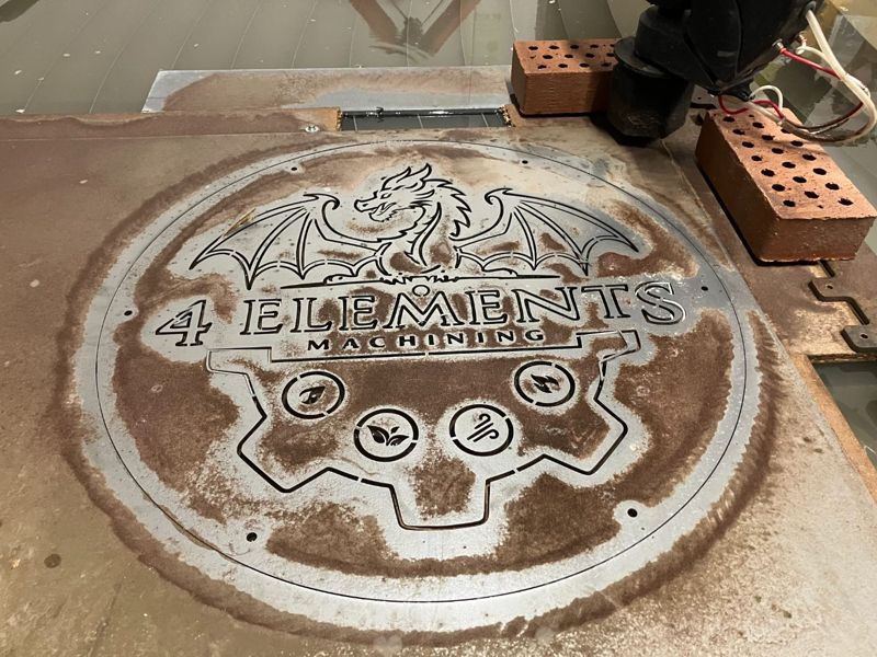 Logo 4 Elements Machining frisch geschnitten auf dem Schneidtisch