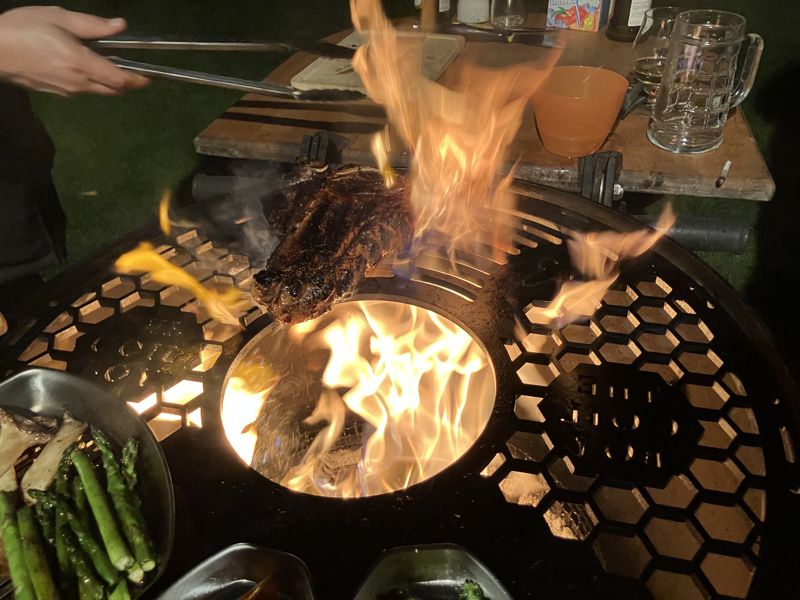 Grillplatte mit Wabenrost und offener Flamme