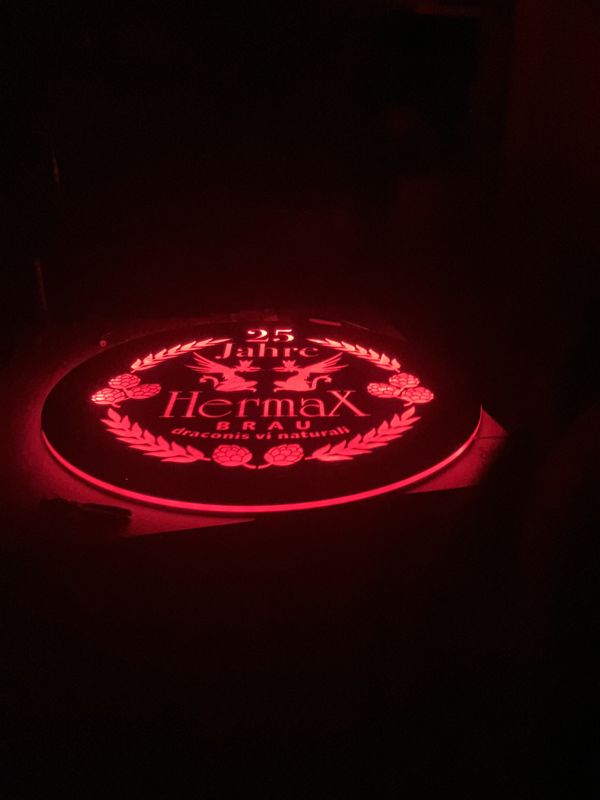 Hermax-Bräu-Schild rot hinterleuchtet bei Nacht