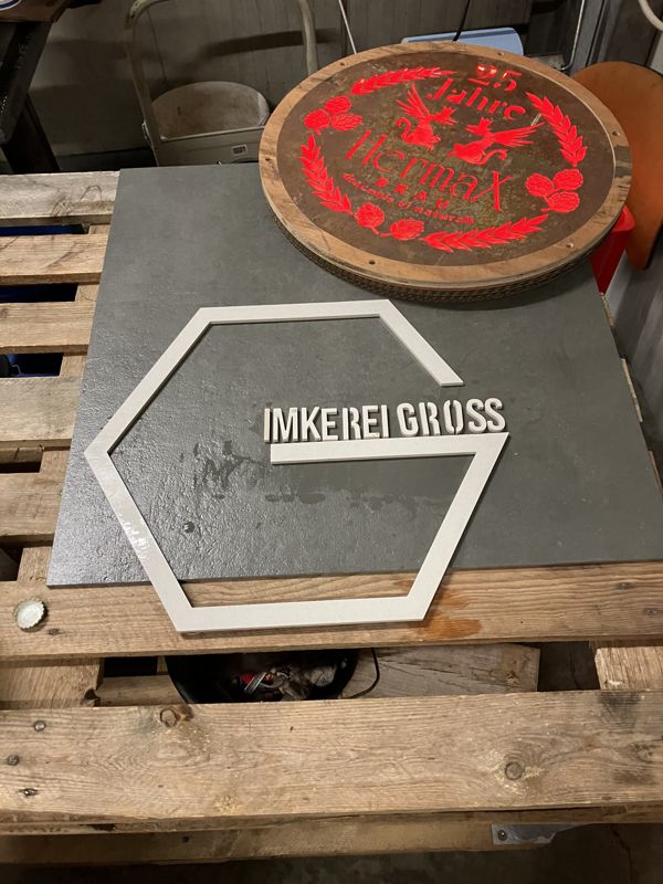 Fliesen-Intarsie Imkerei Gross auf dem Werkstatttisch