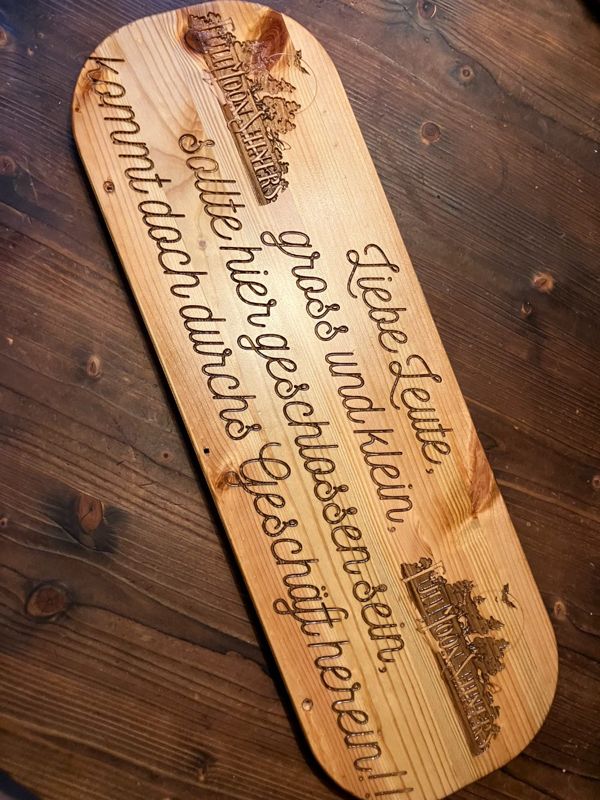 Graviertes Holzschild mit Schnörkelschrift